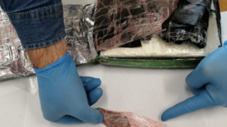 Təyyarədən atılan 9 milyonluq kokain səhv evə düşdü, pilot həbs olundu