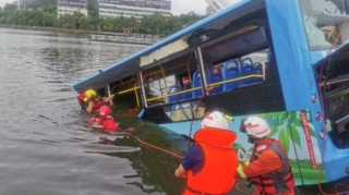 Məktəbli avtobusu su anbarına düşdü;  21 ölü, 15 yaralı - FOTO + VİDEO 