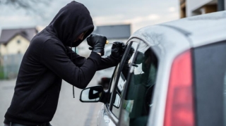 Avtomobilin alın şüşəsini oğurlayan şəxs saxlanıldı 