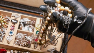 Biləcəridə evdən 4 min manatlıq qızıl oğurlandı 