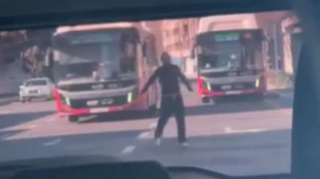 В Баку неадекват вышел на дорогу с интенсивным движением   - ВИДЕО