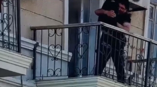 В Баку полиция спасла человека во время пожара  - ВИДЕО