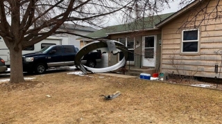 Təyyarə mühərrikinin böyük bir hissəsi yaşayış məhəlləsinə düşüb - VİDEO