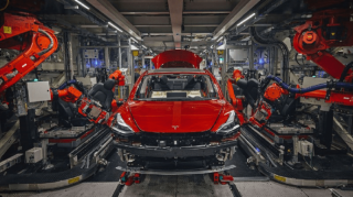 “Tesla”nın Şanxaydakı zavodu bir elektromobili 34 saniyəyə istehsal edir – VIDEO 