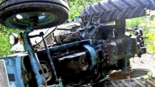 Şəkidə traktor aşıb, sürücü və azyaşlı qardaşı oğlu ölüb