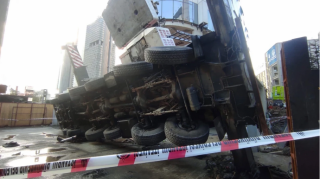 Əlli metrlik kran tələbə yataqxanasının üzərinə aşdı - FOTO