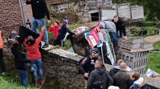Yoldan çıxan avtomobil 2 tamaşaçını vurub öldürdü - FOTO