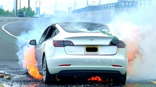 Yanan elektromobili söndürmək üçün nə qədər su lazımdır? - Təbiət üçün faciə yaradır  