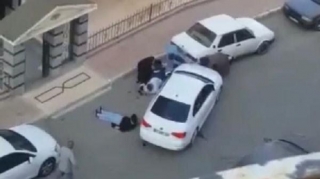 Sürücü mübahisə etdiyi ailənin üstündən 3 dəfə maşınla keçdi  - VİDEO