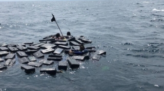 Okeanda batmış qayıqda 2,6 ton kokain aşkarlandı 