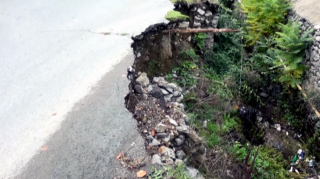 Şəkidə yol çökdü, təhlükəli vəziyyət yarandı - VİDEO 