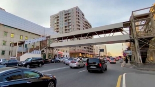 Koroğlu Rəhimov küçəsində qanunsuz olaraq piyada keçidinin tikintisi davam edir - VİDEO 