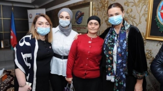 Komitə sədri Vətən Müharibəsi Qəhrəmanı Murad Əflətovun valideynləri ilə görüşüb - FOTO