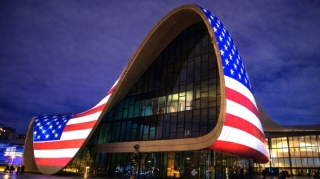 Heydər Əliyev Mərkəzi ABŞ bayrağı ilə işıqlandırıldı 