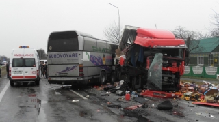 Ukraynada avtobus qəzaya uğrayıb, ölənlər var