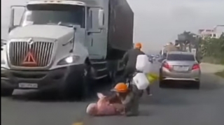 Moto sürücüsü və sərnişini ölümün pəncəsindən son anda qurtuldular   - VİDEO