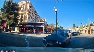 Hövsanda döngəyə sərt girən sürücü “Mercedes”i vurdu    - ANBAAN VİDEO