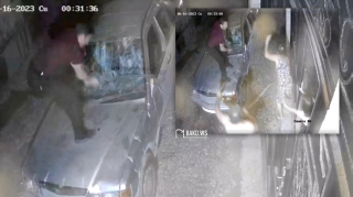 Azərbaycanda şok olay!  - Kişi keçmiş arvadı və qaynına xəsarət yetirib, avtomobili əzib - VİDEO 