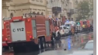 Bakının mərkəzində ev yandı, küçədə sıxlıq yarandı - VİDEO 