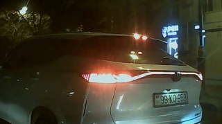 Bakıda "qoçu" sürücü peyda olub - Maşınların qarşısını kəsir, "əcəb edirəm" deyir - VİDEO