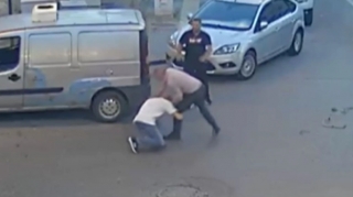 Yol vermək üstündə dava düşdü: Sürücünü kabellə döydü - ANBAAN VİDEO 