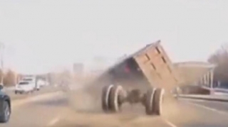 "Kamaz" ın yolda təkəri çıxdı; Sürücü isə...  - VİDEO