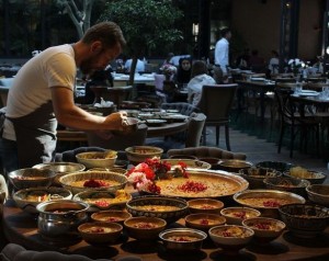 20 min dollarlıq boşqablarda ehsan payladı - FOTO