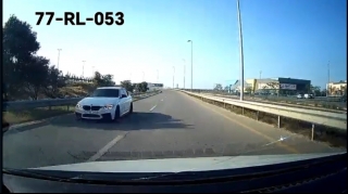 "BMW" sürücüsü Zığ şosesinin əksinə sürdü: Təhlükəli anlar - VİDEO