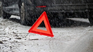 Gənc sürücü qəza törətdi; özü və dostları yaralandı - FOTO 