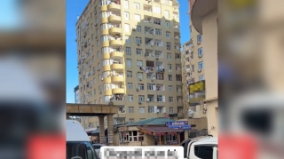 Xırdalanda bu binanın yanında dayanmayın: Cərimə yazılır  - VİDEO