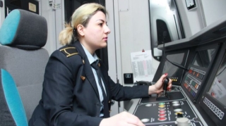 Metronun ilk xanım maşinisti işdən çıxarıldı - Telefonla danışırmış... 