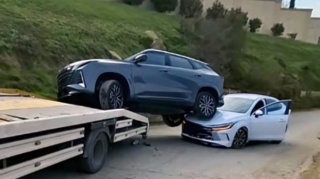 В Гарадагском районе Баку автомобиль упал с эвакуатора на другую машину - ВИДЕО