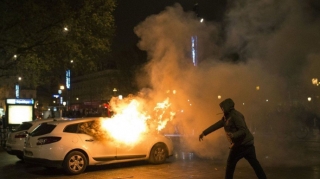 Fransada Yeni il gecəsi onlarla avtomobil yandırılıb  - VİDEO