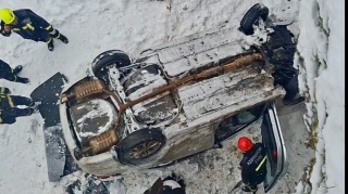 Masallıda maşın körpüdən aşdı, sıxılı vəziyyətdə qalan sürücü xilas edildi   - VİDEO