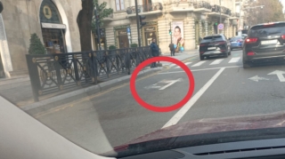 В Баку наложенные друг на друга знаки сбивают с толку водителей - ФОТО 