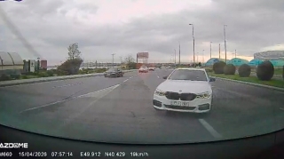 Birbaşa ən sağ zolağa atılan sürücü təlimçini çətin vəziyyətə saldı  - VİDEO - VİDEO