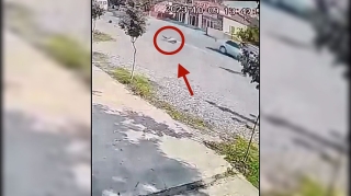 Dəhşətli qəza:  “Mercedes” məktəblini vuraraq metrlərlə uzağa sürüdü  - VİDEO