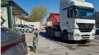 Yük maşını dayanacağı blokladı – Sürücülər və piyadalar çətin anlar yaşadı[ /b]  - VİDEO