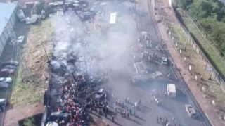 İnsanlar ətrafa dağılan yanacağı daşımaq istəyərkən dəhşətli partlayış: Azı 100 nəfər öldü 