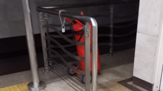 Metroda yanğınsöndürən balonlar nə üçün zəncirlənir?  - FOTO