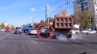 Manevr qaydasını pozan "Prado" sürücüsü yük maşınını qəzaya saldı - VİDEO