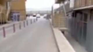 Yolun ortasında tikilən bina piyadaların yolunu keçilməz etdi   - VİDEO