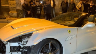 Bakıda “Prius” “Ferrari”yə çırpıldı, xəsarət alanlar var  - VİDEO