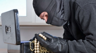 Ramanada evdən 7 min manatlıq qızıl oğurlanıb 