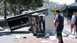 “Reno” dayanacağa çırpılaraq aşdı;  sürücü yaralandı, dayanacaq isə... - FOTO 