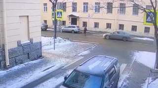 Orta yaşlı qadın sürücü 70 yaşlı qadını vurub yerə çırpdı - VİDEO 