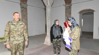 Mehriban Əliyeva Yuxarı Gövhər Ağa məscidinə “Qurani-Kərim” aparıb  - FOTO