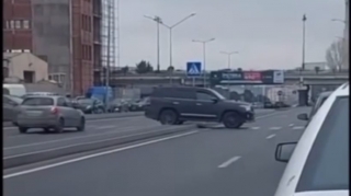 Bakıda sürücülər kütləvi şəkildə bardürə "dırmaşdı"   - VİDEO