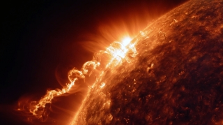 Günəşdə iki güclü partlayış baş verib 