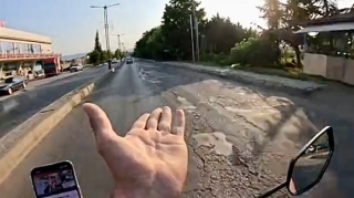 Bu qəsəbədəki yol sürücünü özündən çıxardı: “10 ildir asfalt vurulmur”   - VİDEO
